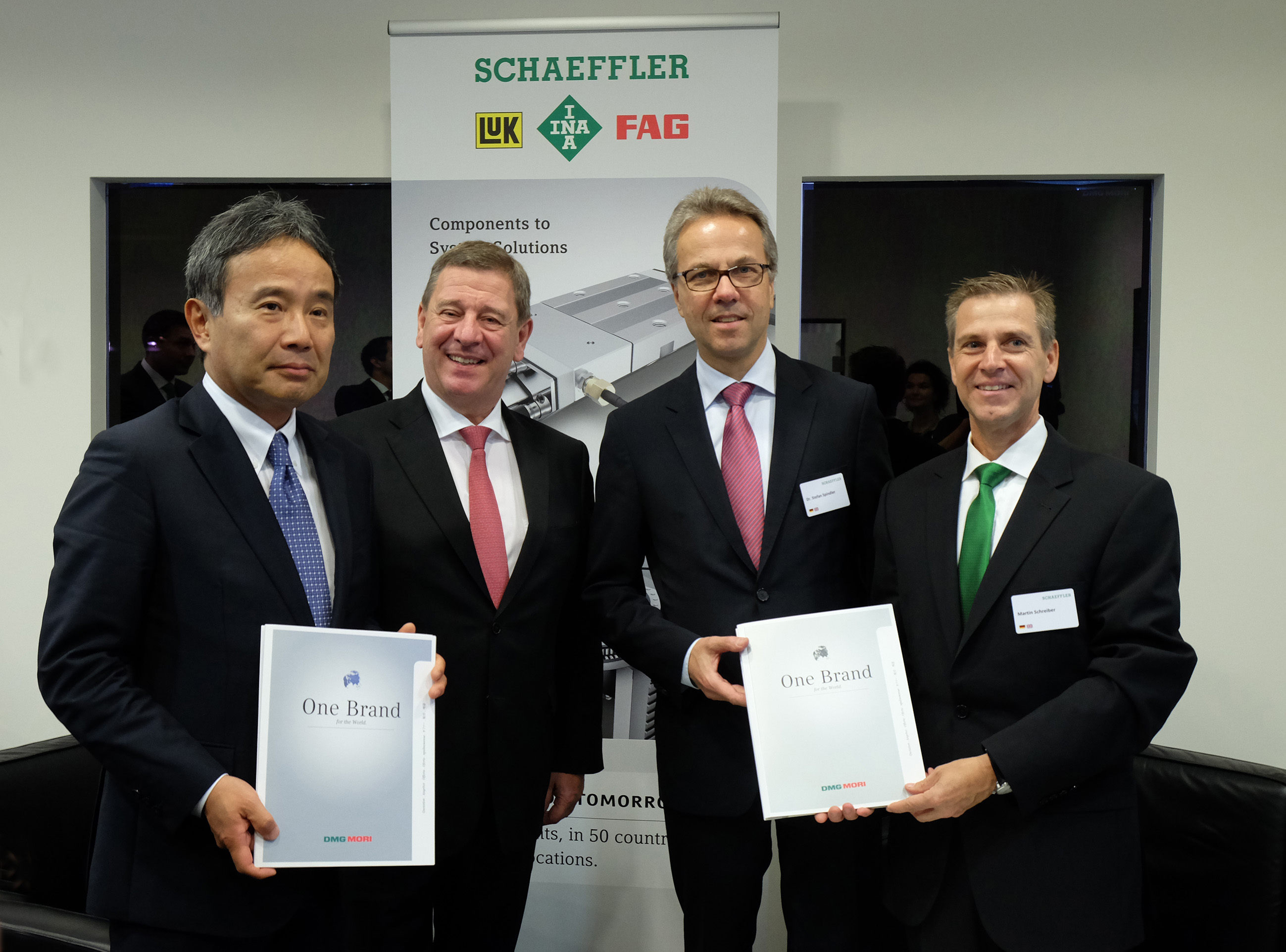 舍弗勒與德馬吉森精機簽署全球營銷協議。從左至右：德馬吉森精機有限公司首席執行官森雅彥博士、德馬吉森精機股份有限公司首席執行官呂迪格&middot;卡皮察博士、舍弗勒集團工業事業部首席執行官斯特凡&middot;施平德勒博士、舍弗勒集團工業事業部制造機械事業部總裁馬丁&middot;施賴伯。